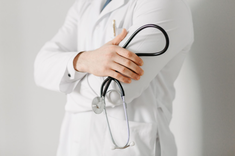 Médico com dois empregos formais? Você pode estar pagando contribuição previdenciária a mais
